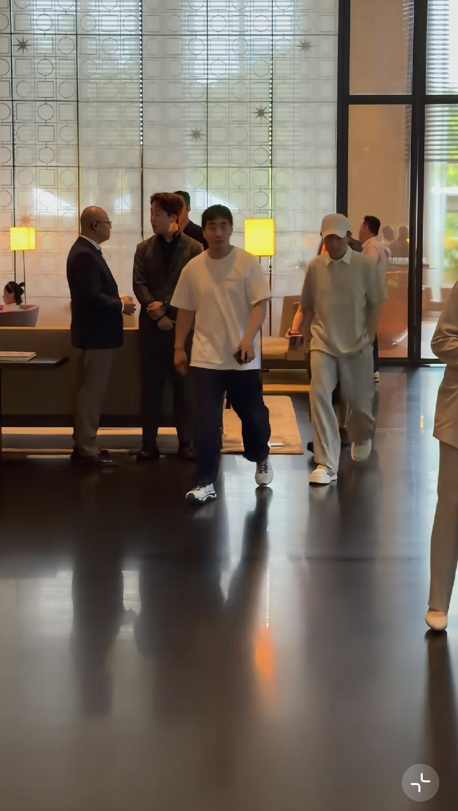 7月31日，张艺谋在北京参加活动，穿了一身白色休闲服老了不少，走路弯腰驼背，怼脸