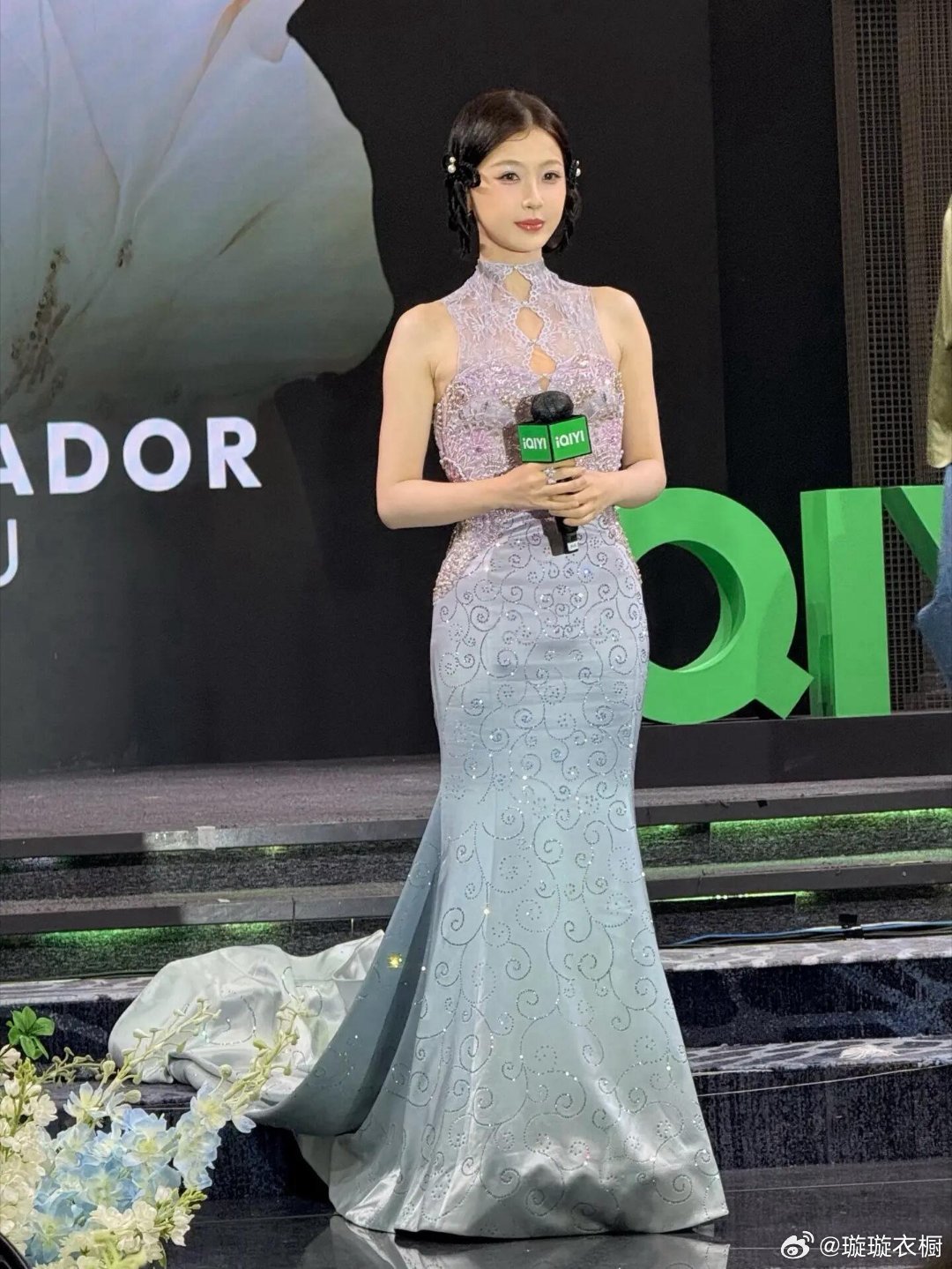 虞书欣工作室审美不是挺好看的吗？发型娇俏俏皮，服装自带旗袍韵味，组合起来美萌美