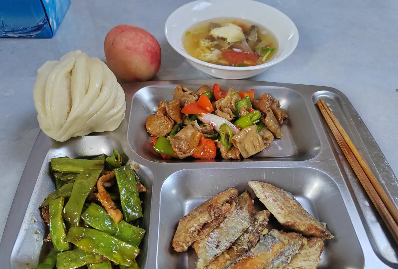 今天吃早餐的时候，船长对我说，最新计划是10号进港，12号离港，这样又推迟了两天