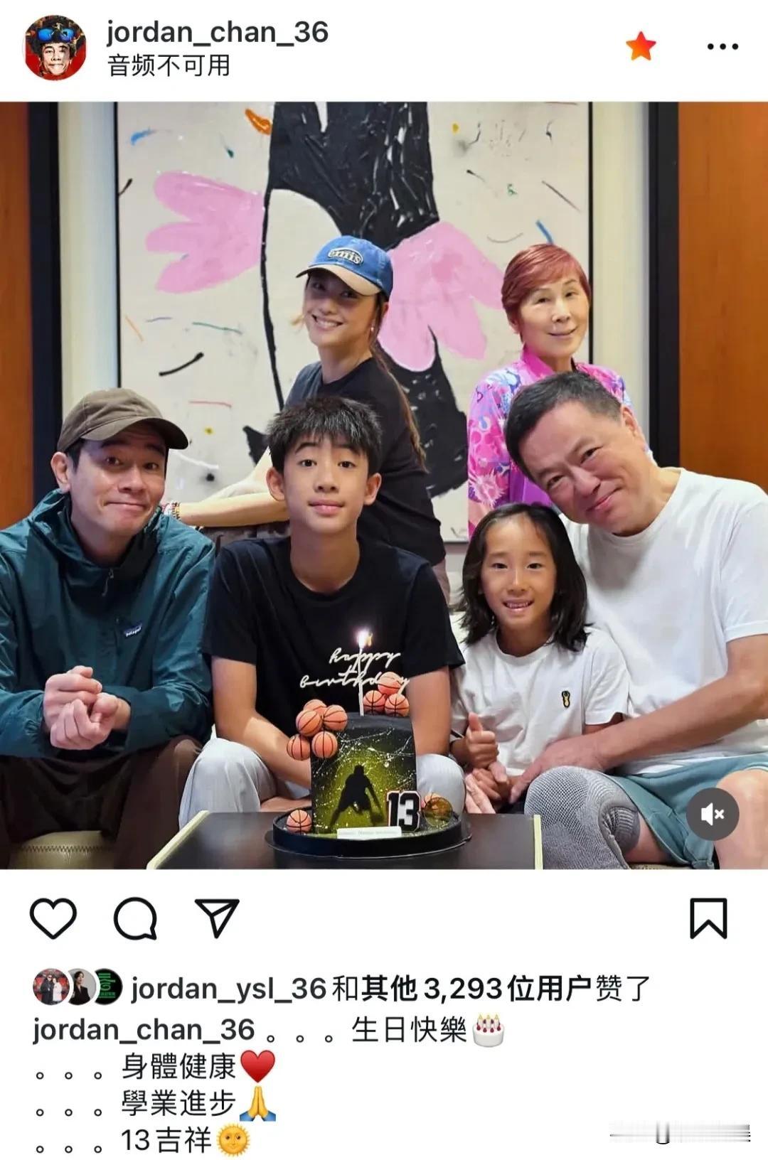 一直觉得陈小春小儿子既不像爸爸，也不太像妈妈，看了她们的全家福，发现原来小儿子是