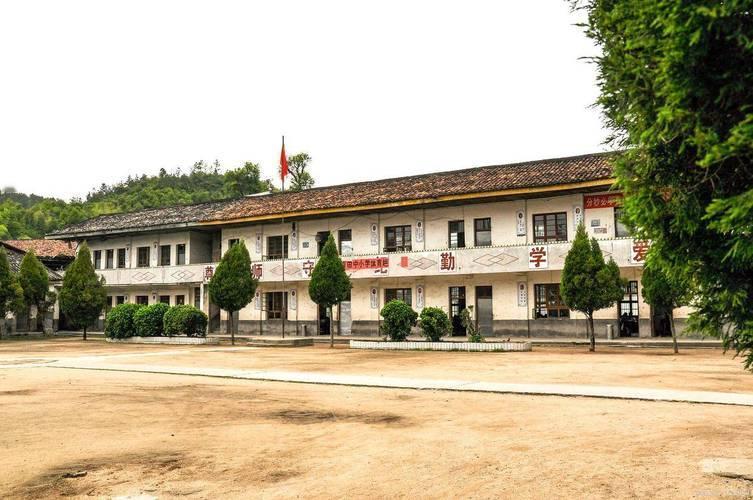 在农村年轻人大部分都到城镇了，学龄的孩子越来越少，有条件的也送到城镇教育资源相对