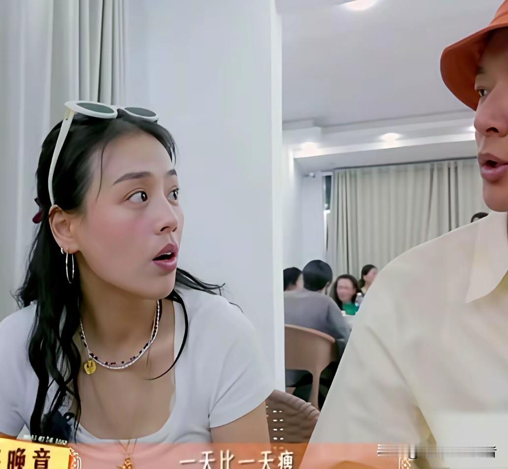 张晚意真的太会哄女孩子了，把马思纯夸的乐的合不拢嘴。马思纯如今确实在变瘦，很明