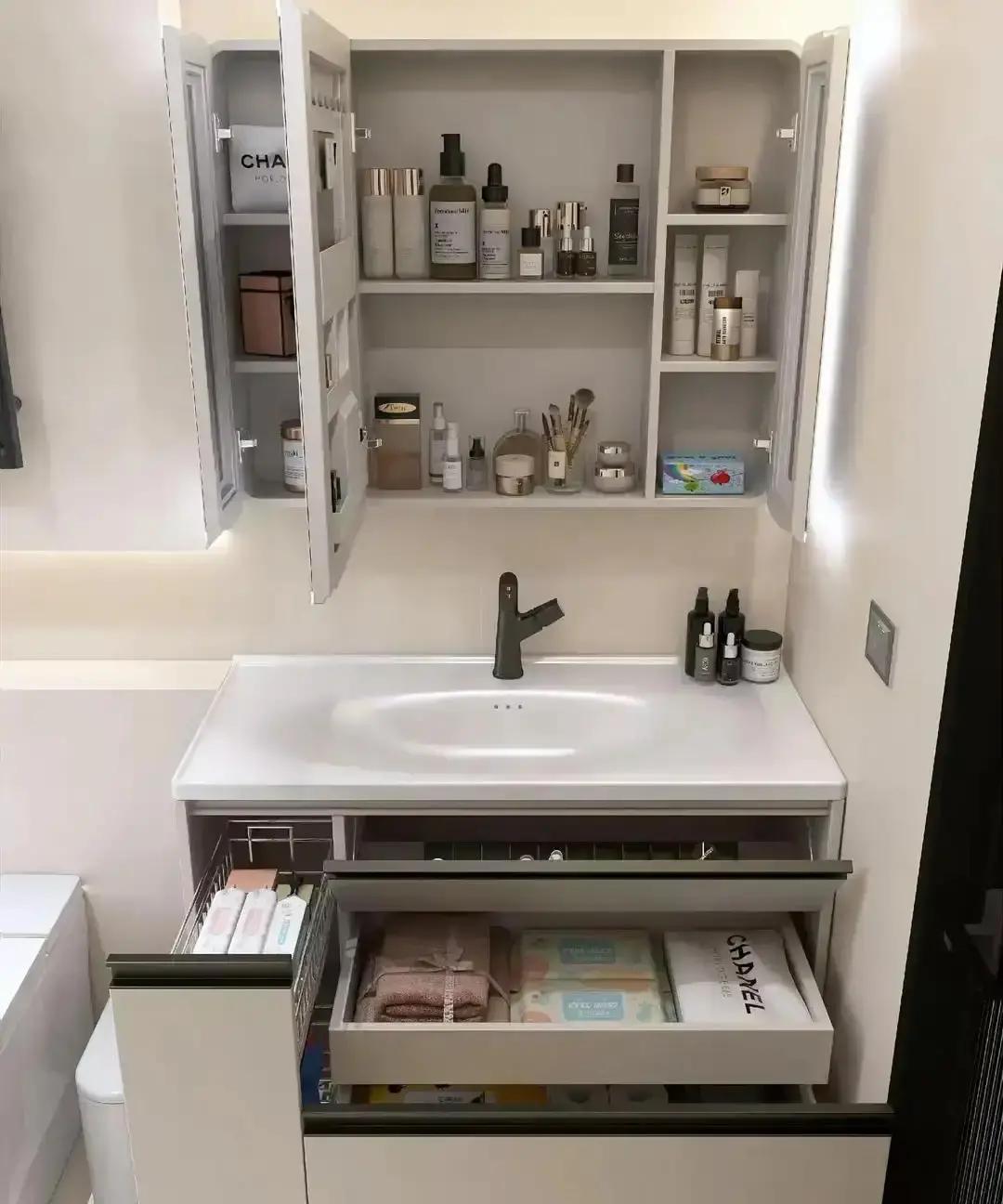 2024年，浴室柜是全家最脏的地方。这不是危言耸听。传统浴室柜的板材在潮湿