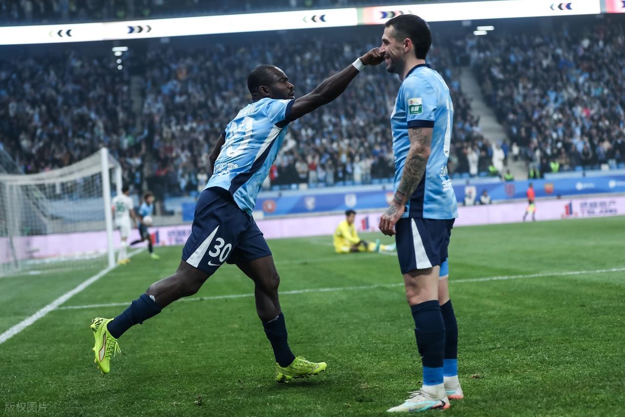 大连球迷，来给摄影师加个鸡腿！赢上港，赢泰山，赢浙江，三连胜满意不？开心之余