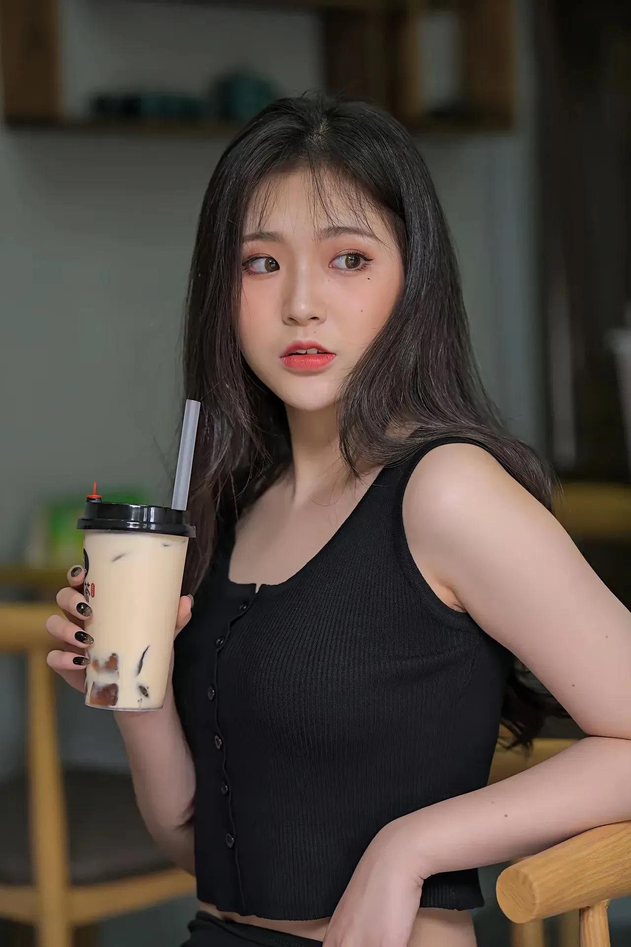 这姑娘拿着奶茶，看起来好喝极了！减龄少女感穿搭瘦女孩如何穿搭显丰盈?什么样的