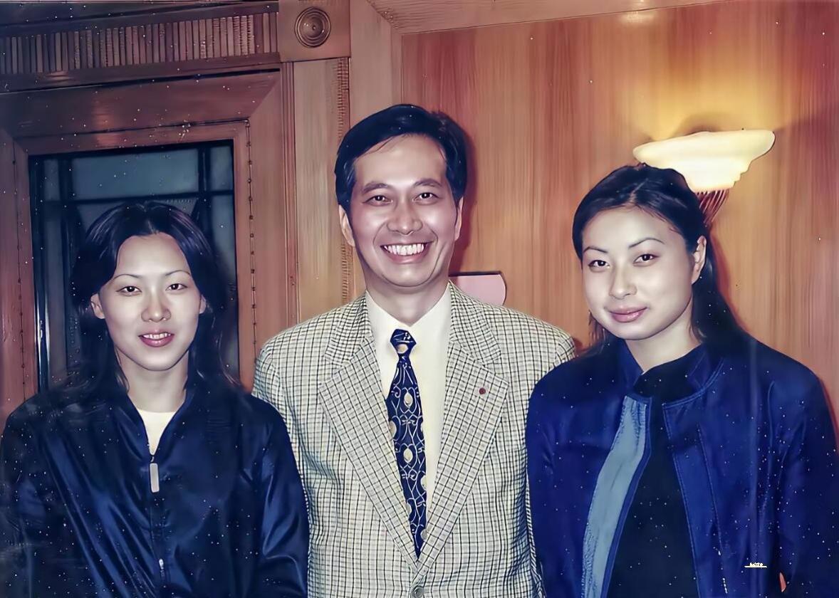 郭晶晶和伏明霞两位跳水女皇年轻时难得一见的同框。彼时的她们正值风华正茂的年纪