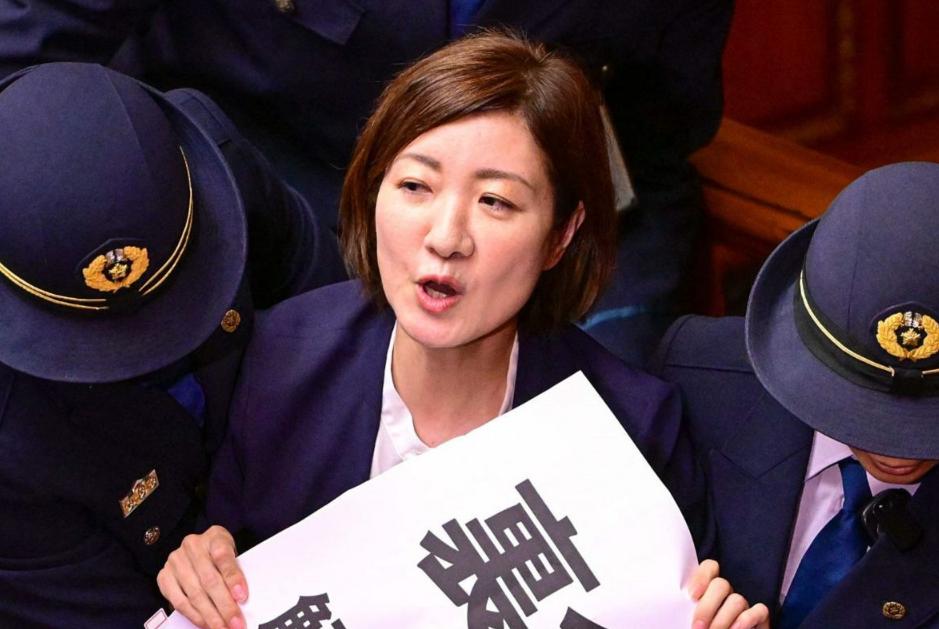 日本政坛爆激烈对峙！在野党痛批自民党“备战”，53万亿经济风险引恐慌11月