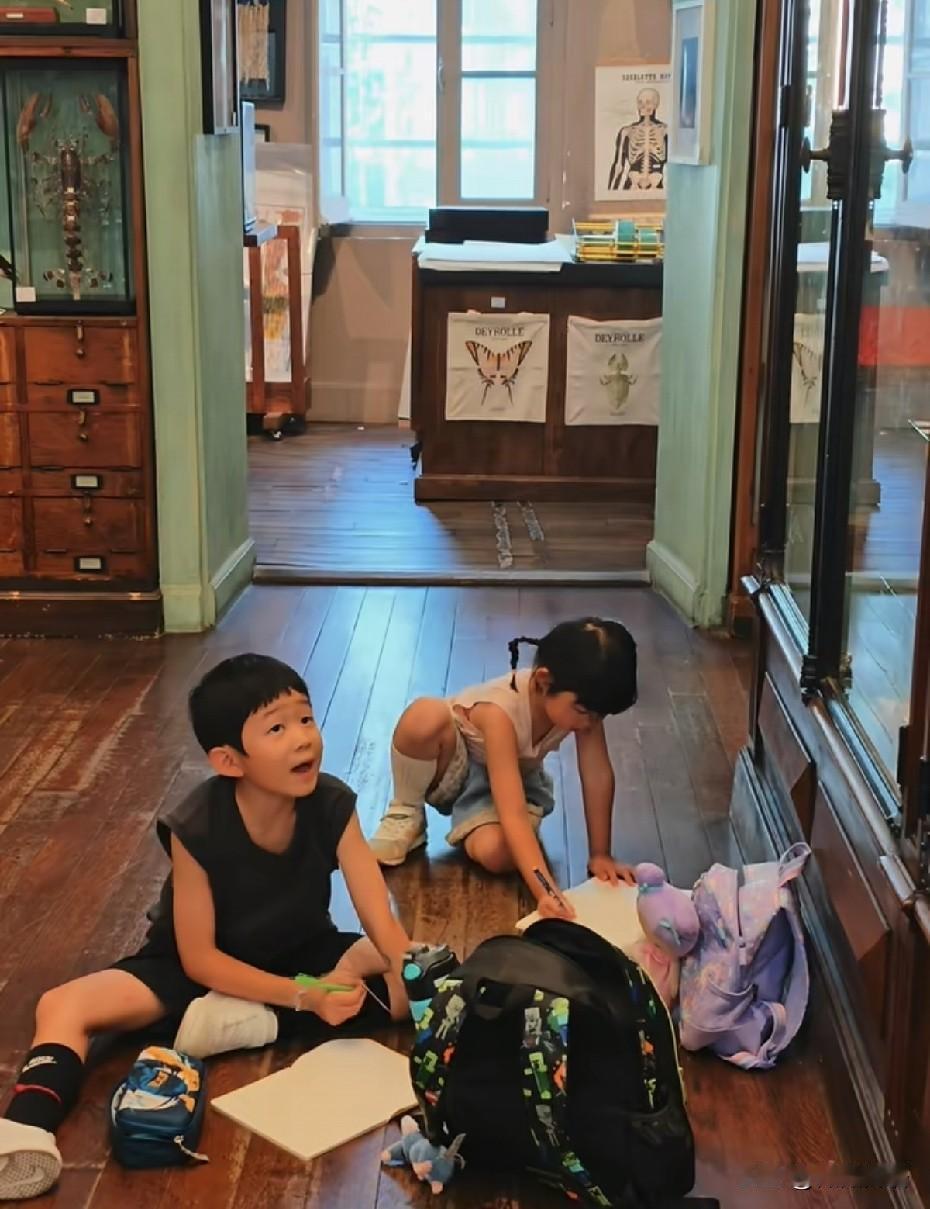 姚彦又带着卡宝和妹妹去巴黎旅行了。每年暑假，姚彦都会带着俩孩子出国旅行，前些天