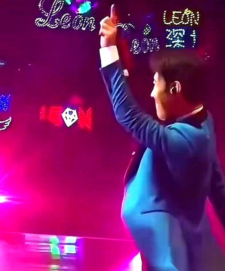 最狠的腕儿，不是拿奖拿到手软，是直接把桌子给掀了。黎明当年就是这么干的。演唱会