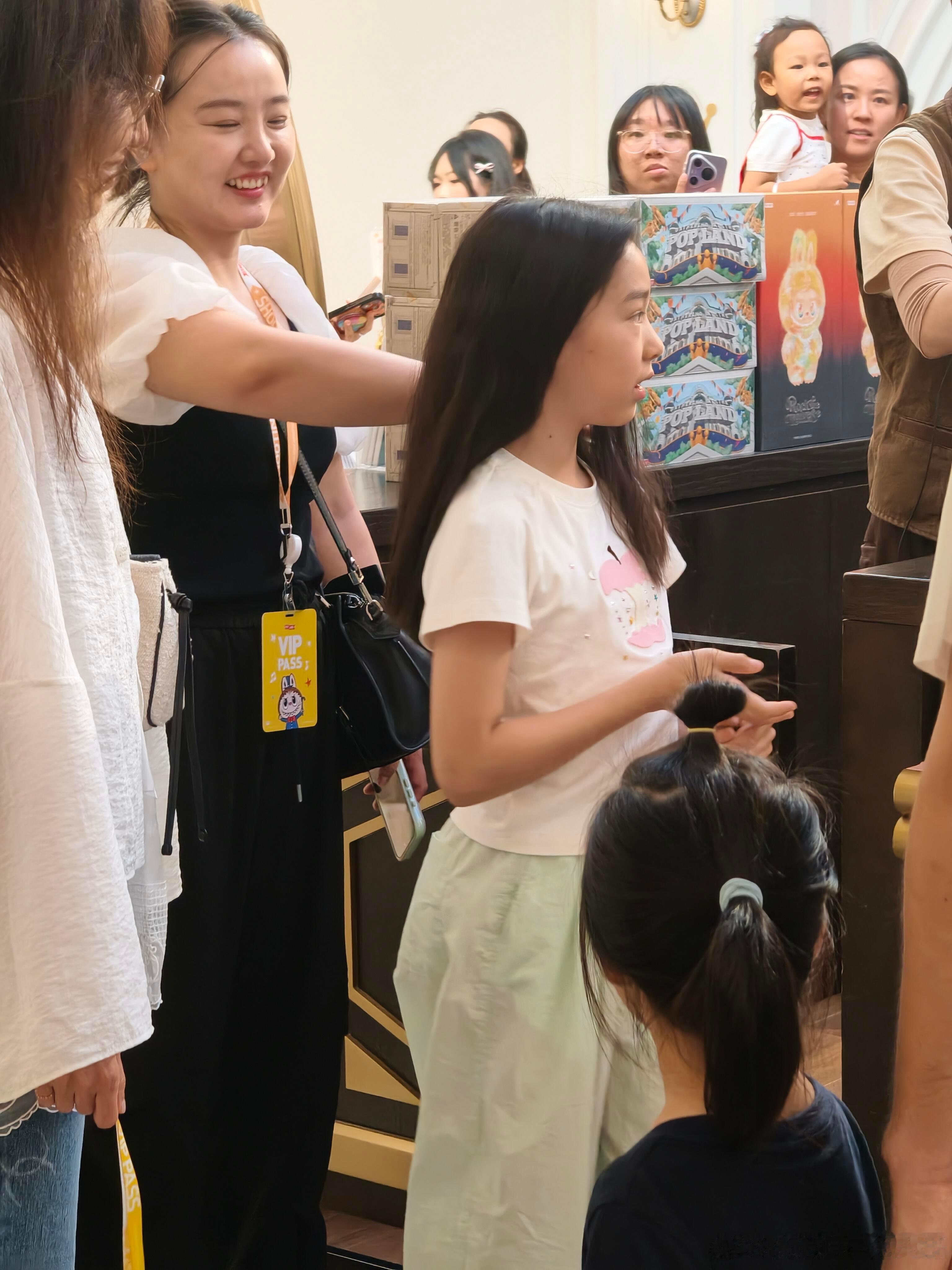 乐园偶遇佟丽娅小酒窝朵朵佟丽娅带小酒窝朵朵逛乐园乐园偶遇佟丽娅小酒窝朵朵​​