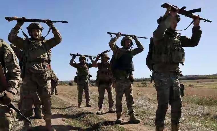 举手投降还被射杀！322名乌军战俘遭处决，俄军这是什么操作？战争打了快三年，