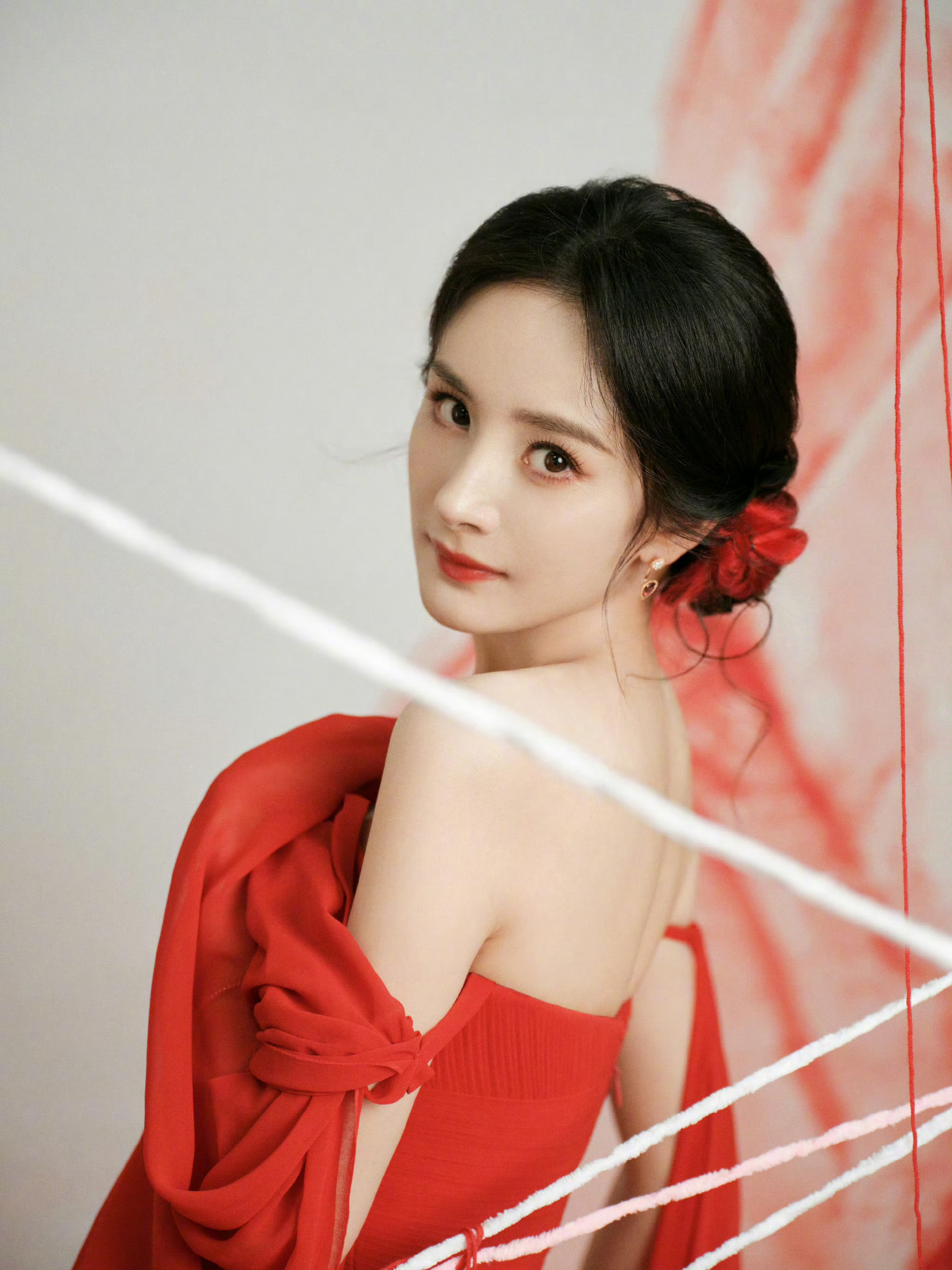 杨幂穿红色礼服，戴珠饰，踩cl。