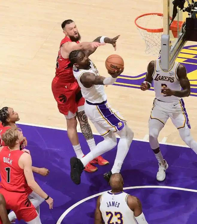 艾顿投篮命中率100%，10中10，得到了25分13篮板1助攻1盖帽。詹姆斯给艾