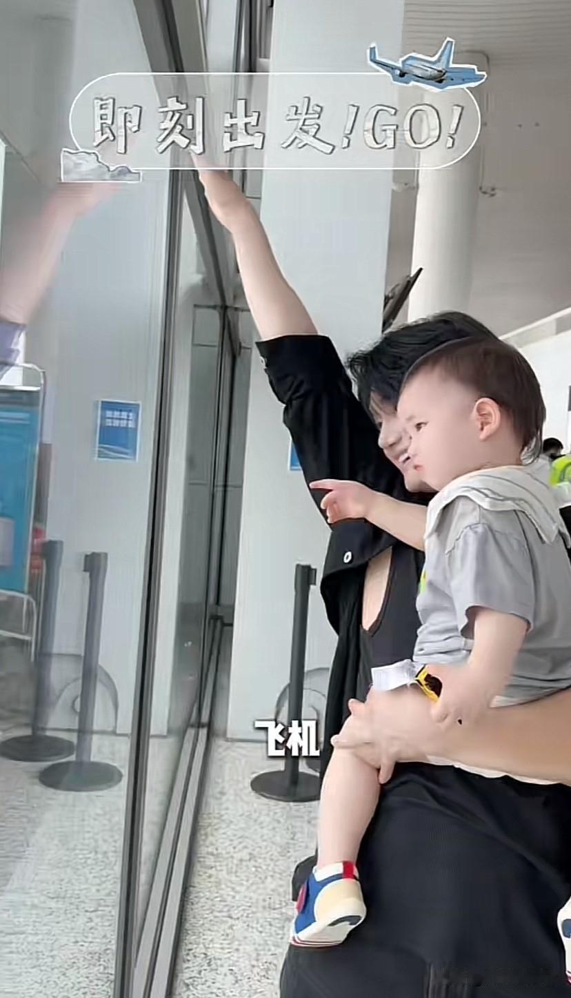 张萌一家三口第一次回韩国，张萌爸妈也一起到达韩国。张萌上次来韩国还没有怀孕，这次