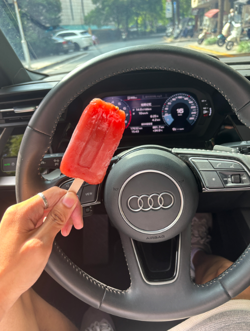 分享一下奥迪A3用车体验整体来说还行，先说优点：转向灵敏，车身小好停车，外观