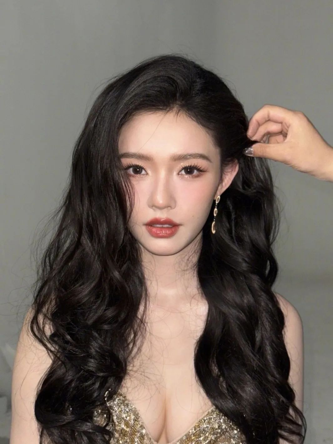 林允颠覆想象！抹胸透视礼服勾勒曲线，这身材何止美到窒息