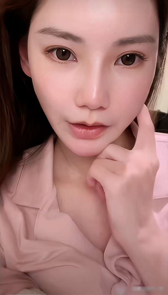 马筱梅直播间里直接掀底牌：没打过水光针，但光电项目做过，敢做就敢认。更狠的是，她当着一堆人面说，自己