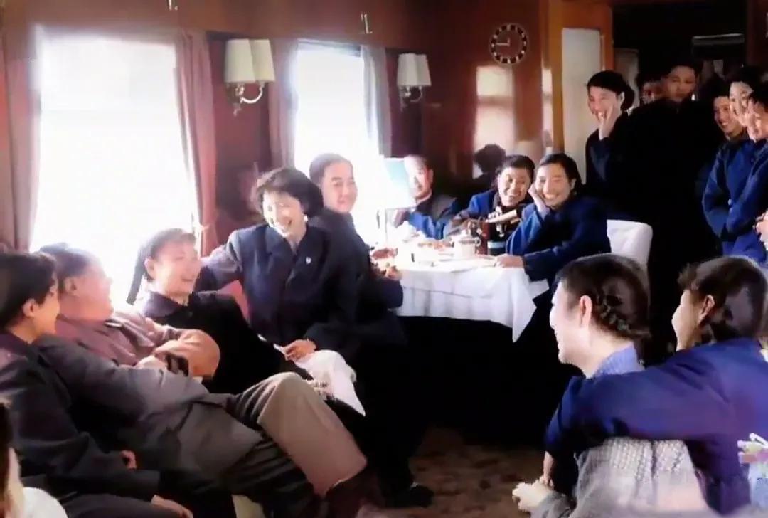 #让你怀念的老照片#这张照片十分罕见，老人家双手交叉抱在胸前，翘着腿，跟大家谈笑