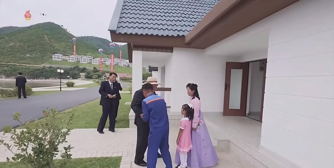 金将军到养殖事业所渔民的家参观！渔民的家是政府免费盖，渔民直接“拎包入住”。金