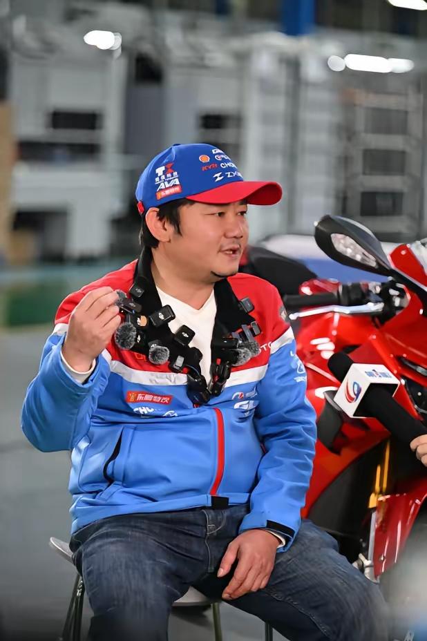 大家不要再羡慕张雪在机车上获得成功了，因为我们永远不可能成为他，仅仅一个条件