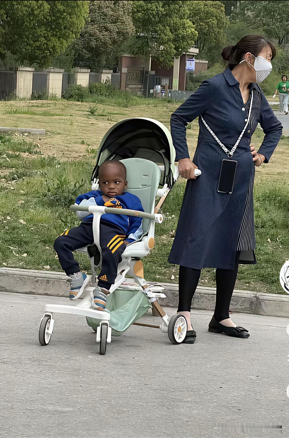 这是奶奶还是外婆？我感觉外婆的面大。这孩子一般不会被偷吧！