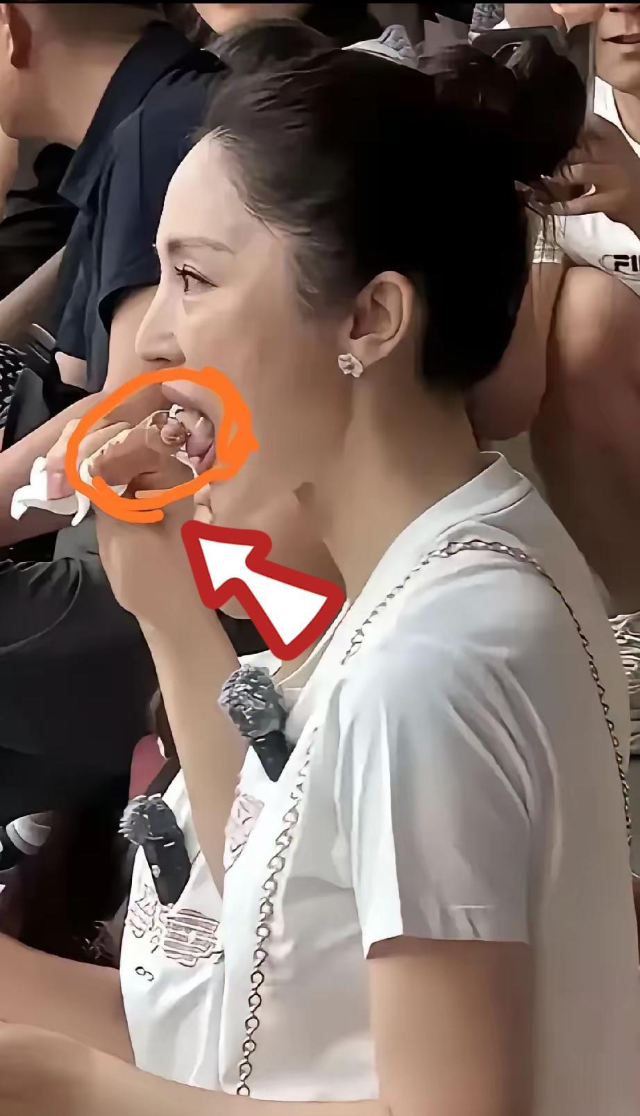 看到大家都惊叹董璇的舌钉其实没什么好惊讶的她打舌钉的原因只有一个，那就是她