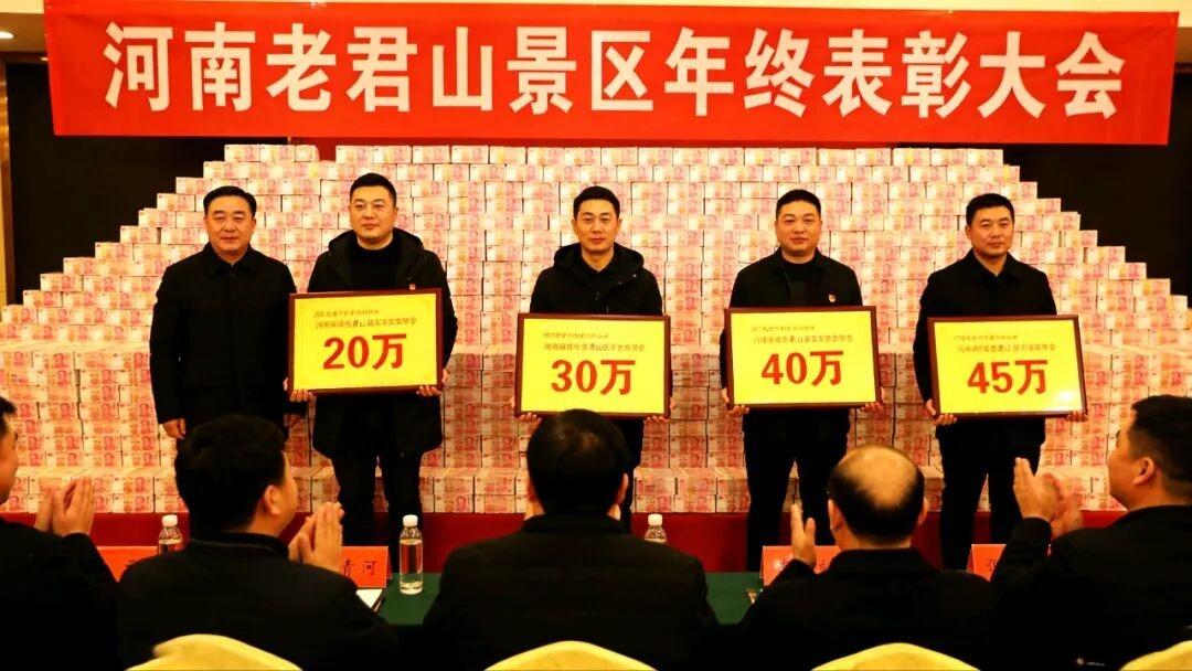 “甜蜜负担”啊！这妥妥的年度最佳年终奖，不仅是沉甸甸的现金，更是实打实的认可