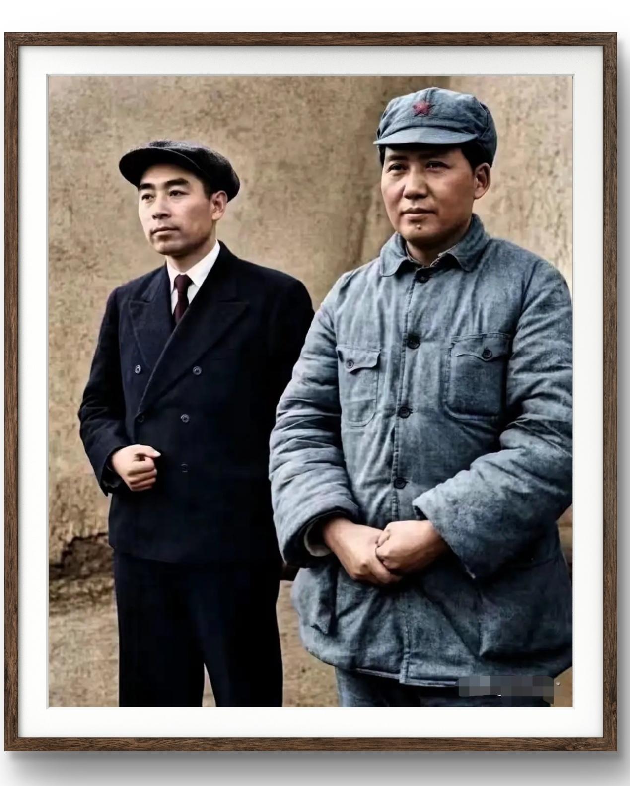 毛主席和周恩来彩照同框，很少见，在延安时期革命峥嵘岁月里，伟人的风采气度不凡。