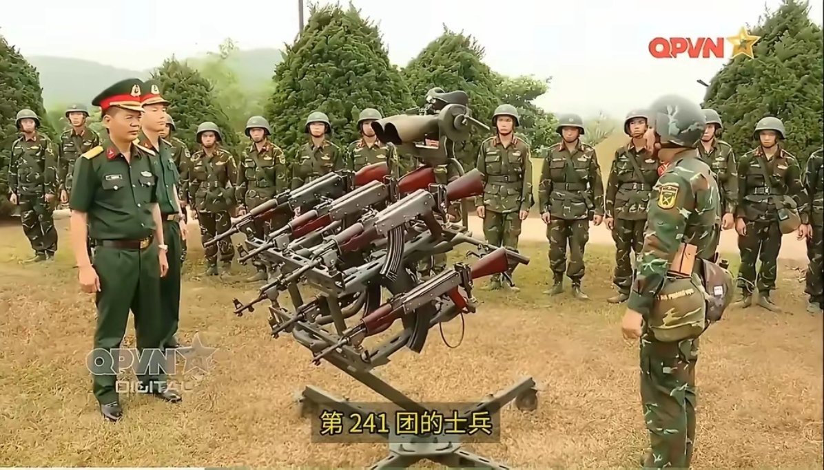 越军研发的反无人机系统，就是把6支AK自动步枪和对空指挥镜集成在一起，在空中形成