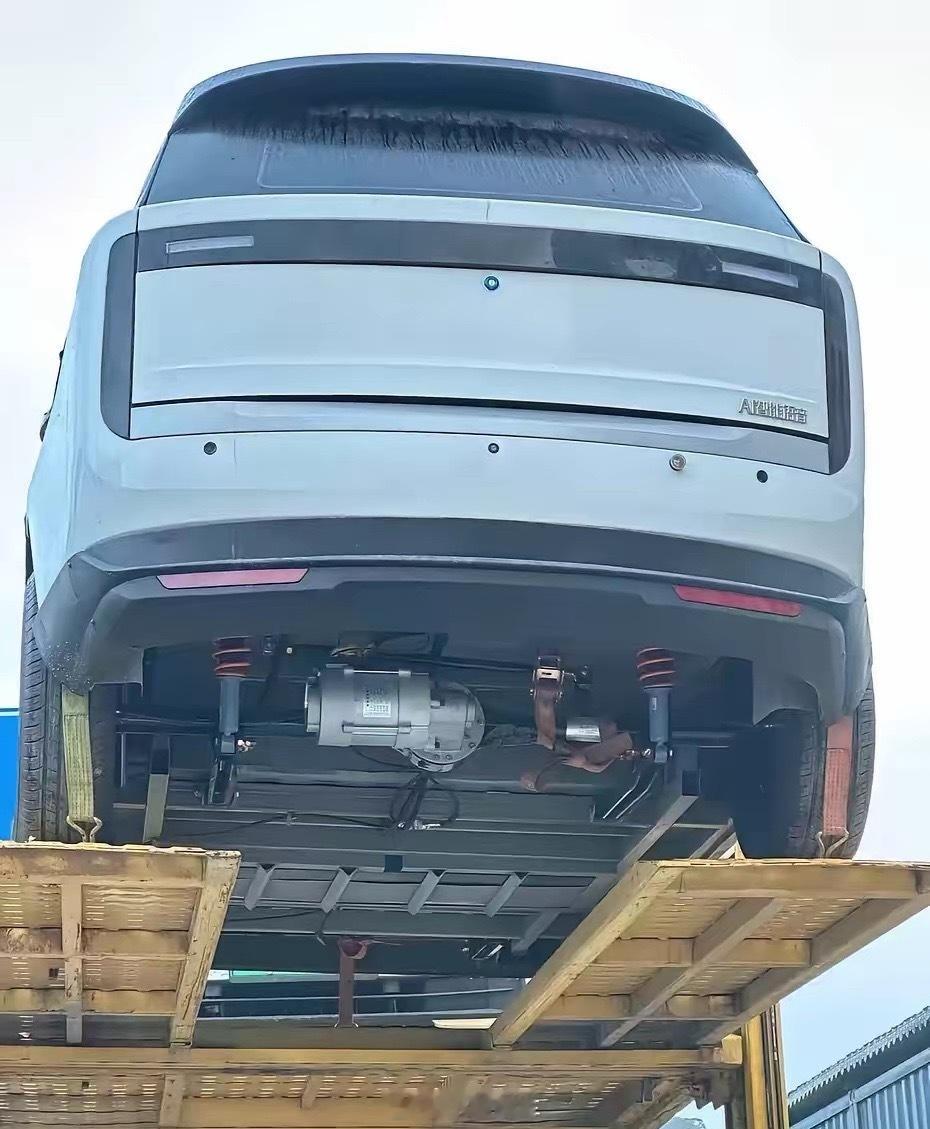 不知道是什么汽车品牌，外观看着还可以，但这个底盘明显不行啊