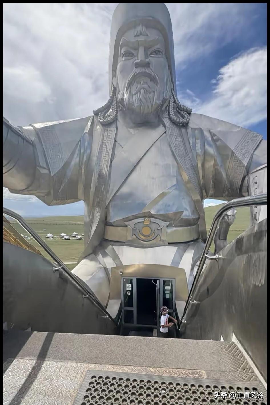 这是成吉思汗雕像最糟糕的景点！从胯下穿过，这个灵感来自打西夏国那个故事吗?大