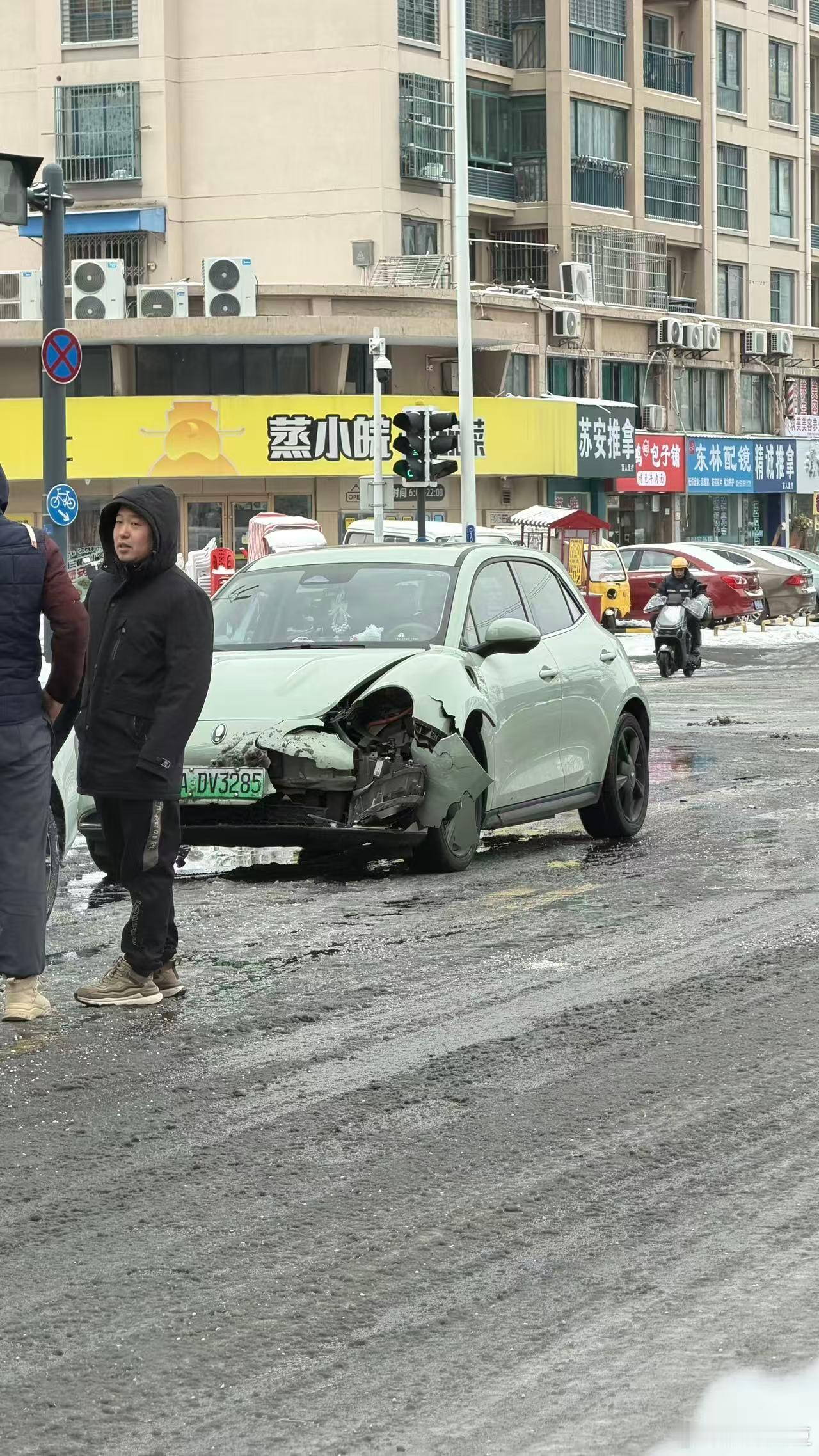 我同事刚出门，就被这两车吓到了！！今天的合肥，到处都是车祸太滑了太滑了太滑了