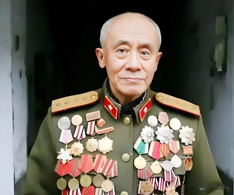 2009年，四川雷波县粮食局退休干部肖万世去世，享年104岁。子女整理遗物时，在