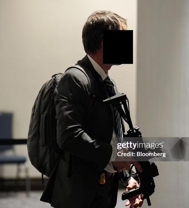 美国白宫记者协会晚宴遭枪手袭击，最震撼的一幕，枪手拿着霰弹枪冲进大厅的时候，