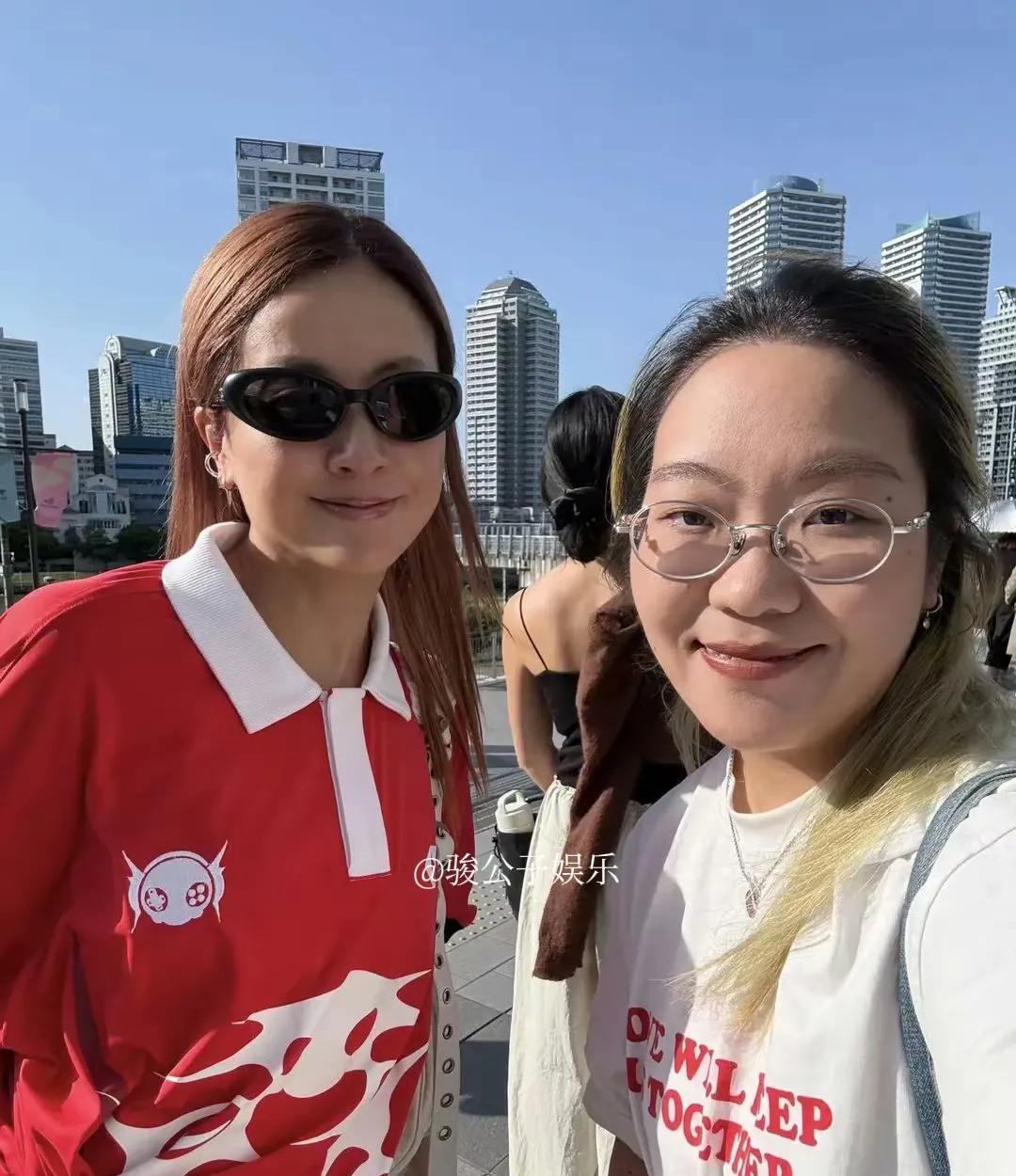 近日，陈奕迅在日本的演唱会吸引了关注，他的妻子徐濠萦与女儿陈康堤也一同前往观演。
