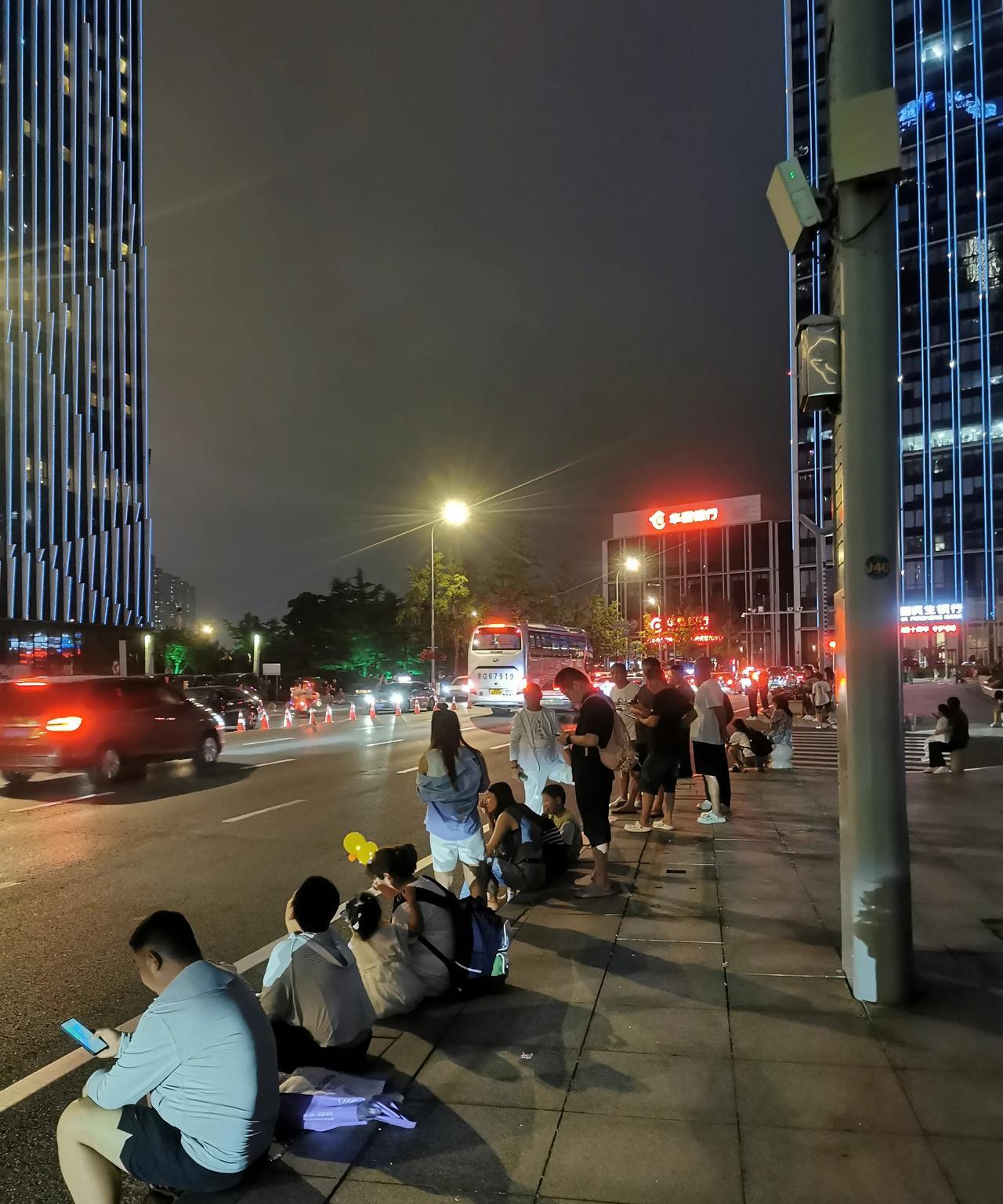 大连东港又一景--马路牙子看光景！昨天晚上快9点，去国际会议中心，远远看见有好