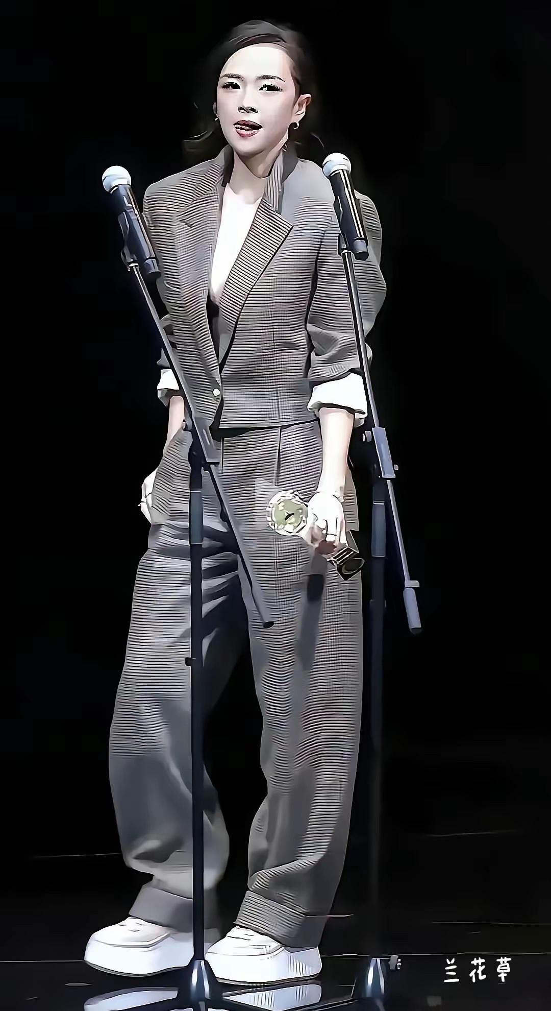 总感觉，在公众场所吐舌卖萌，是一种不雅的行为。