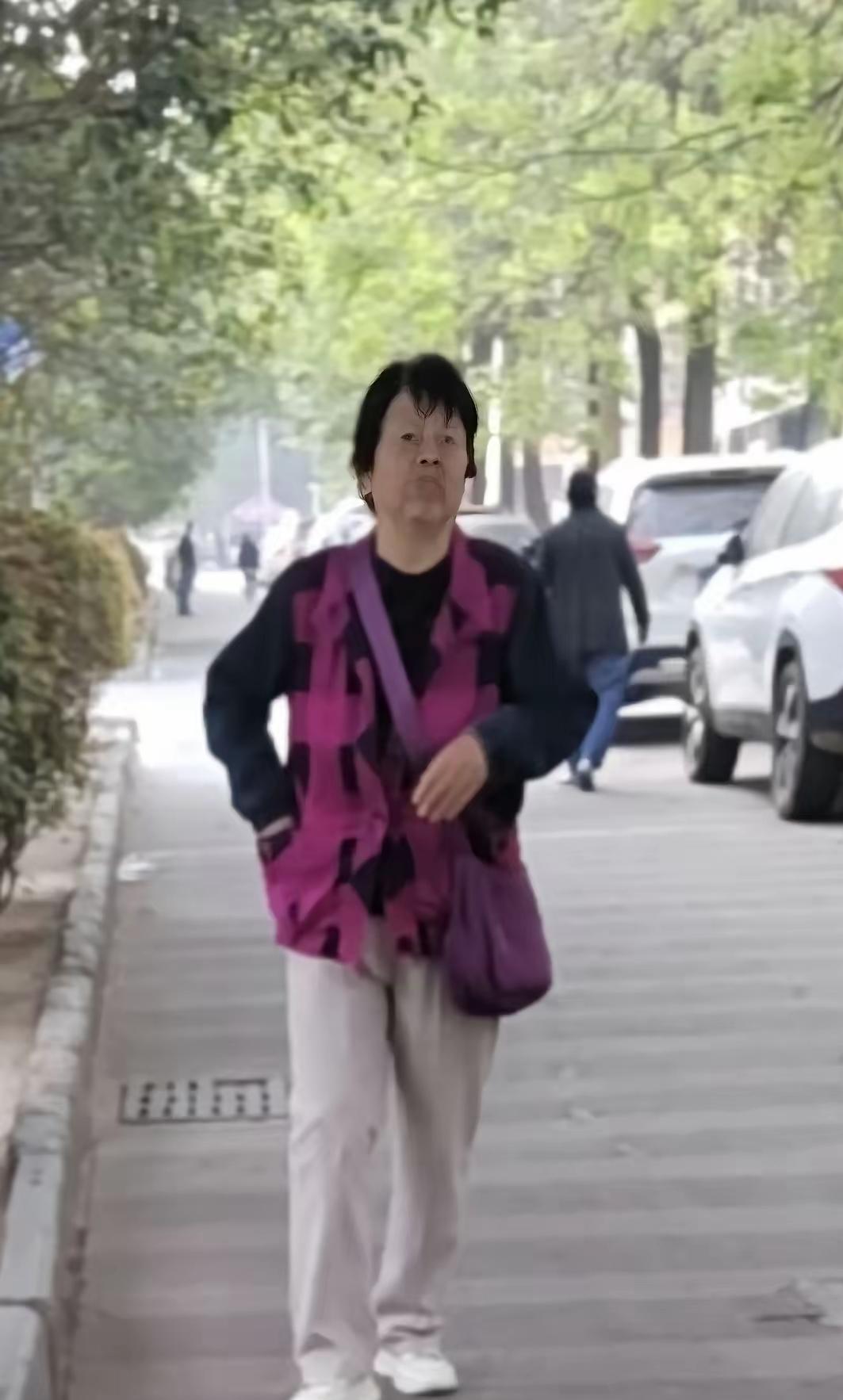 老太太人手一个的斜挎包，藏着最朴素的生活智慧发现了吗？现在的老太太很是奇怪
