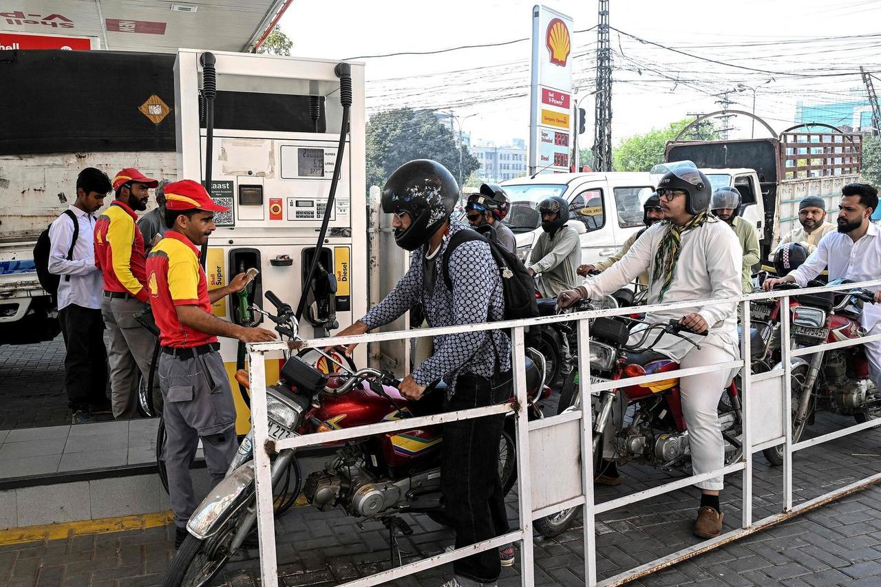 石油咽喉被掐断，巴基斯坦直接“休克”，全国进入极限求生模式！伊朗出手，把霍