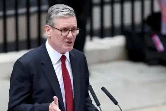 英国开始向俄罗斯施加压力！俄新社2月17日报道称，英国首相斯塔默表示，如果有