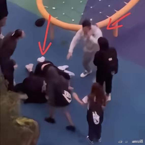 悉尼街头40岁中国留学生夫妻被群殴，混混团体下手狠毒，仅仅因为他们说了中文！​昨