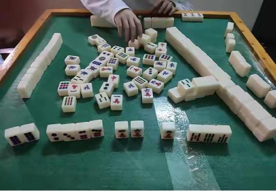 麻将真是邪门死了卖服装月入三千的女子每晚打麻将十次九赢，月入过万，昨天突然又