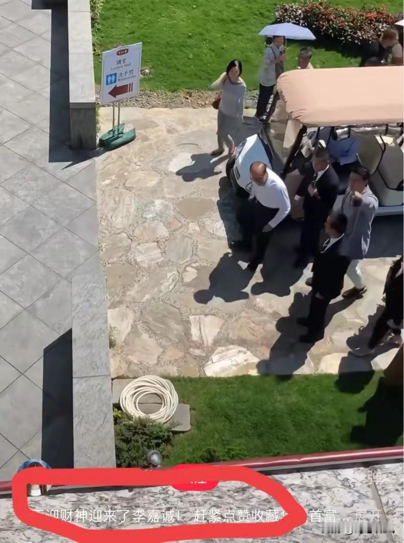 年初五，98岁李嘉诚去慈山寺迎财神，自己走路状态好，李泽钜陪同。没有高调的