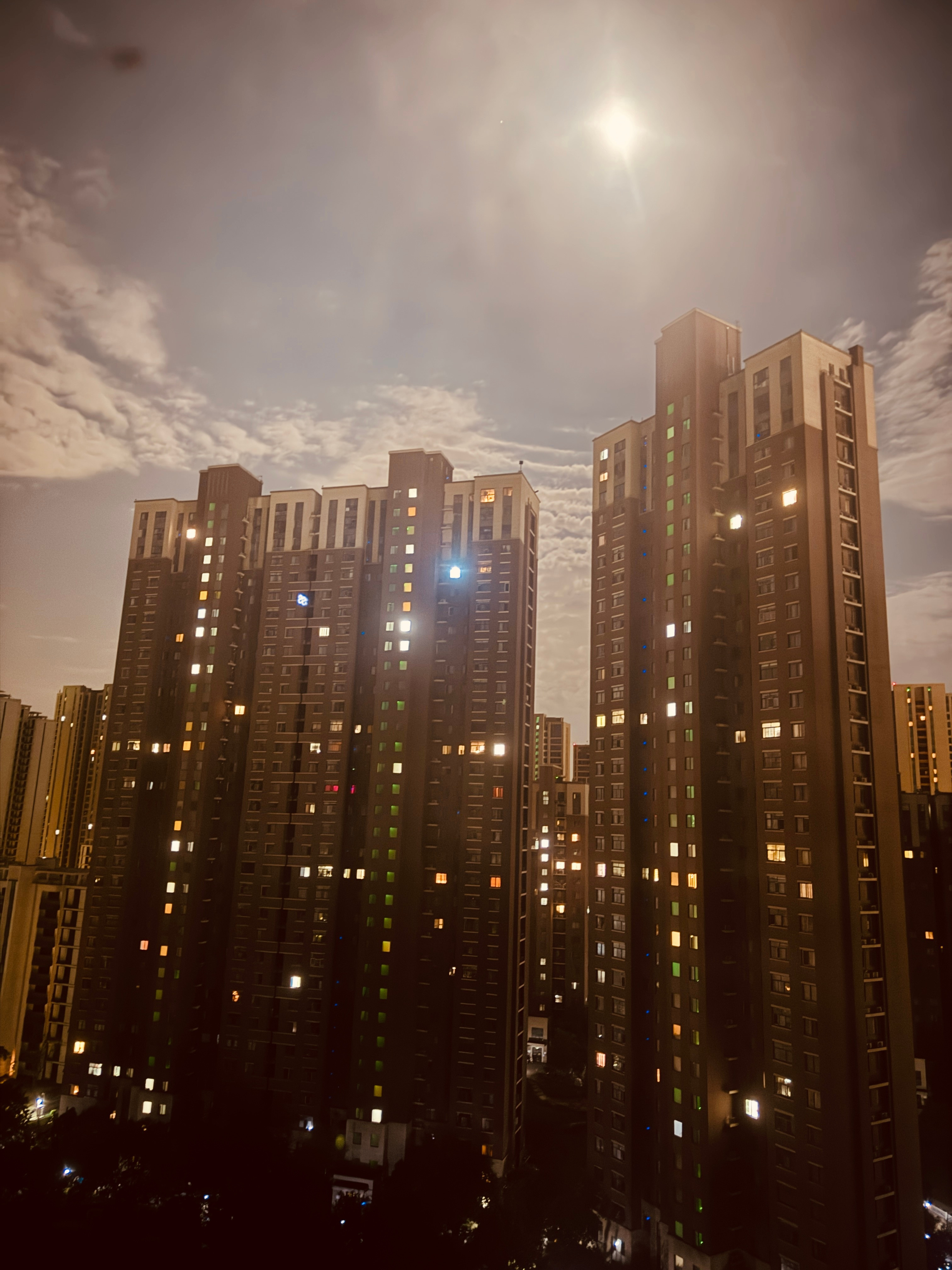 一段非常有力量的话：“没房不丢人，没车也不丢人，就算你没车没房加上负债也不丢人，