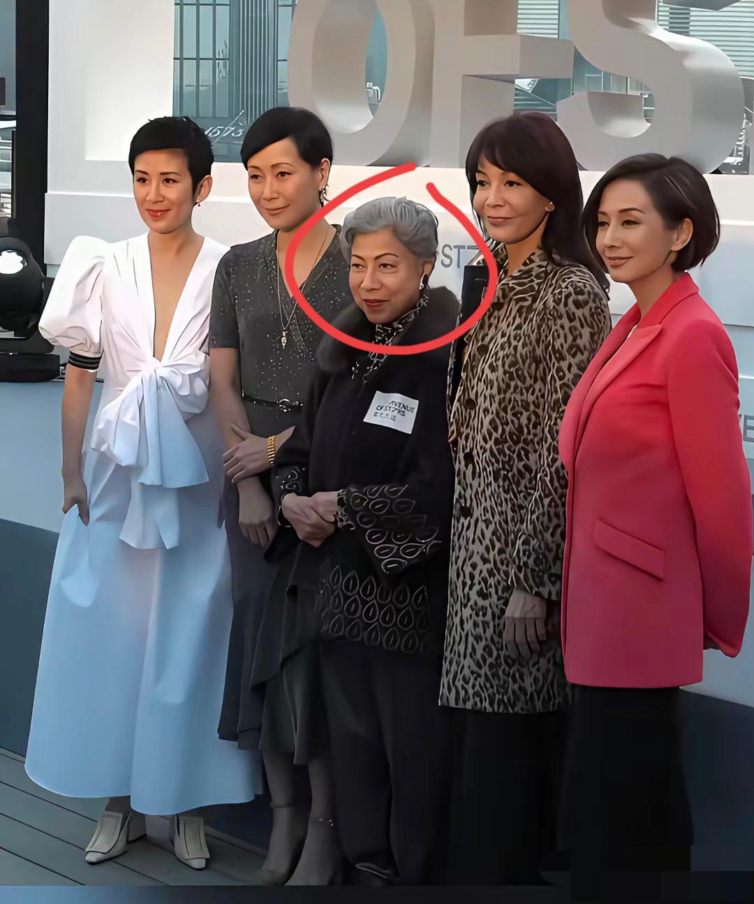 站在C位这位女士是谁？非常有气质