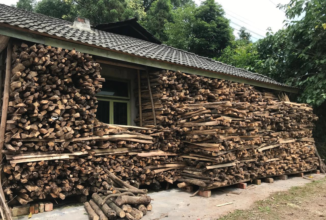 山里一户人家，家里的柴火这么多，根本烧不完，烧不完。