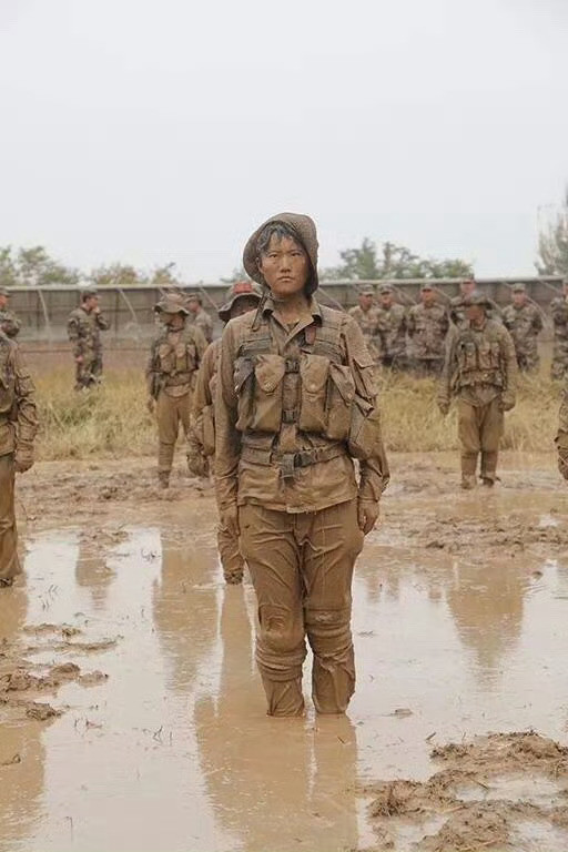 这组中国女兵照片为什么能感动所有人！他们被残酷训练折磨哭了，可依然坚强不退缩！她