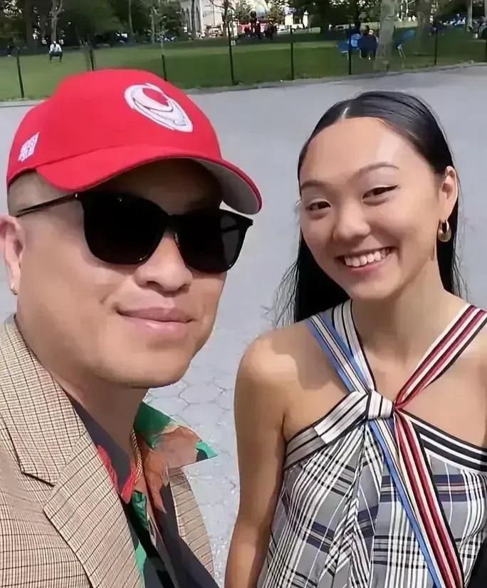 估计李连杰自己做梦也没想到，他跟利智的大女儿一点也不随他，也不随妻子利智，按理说