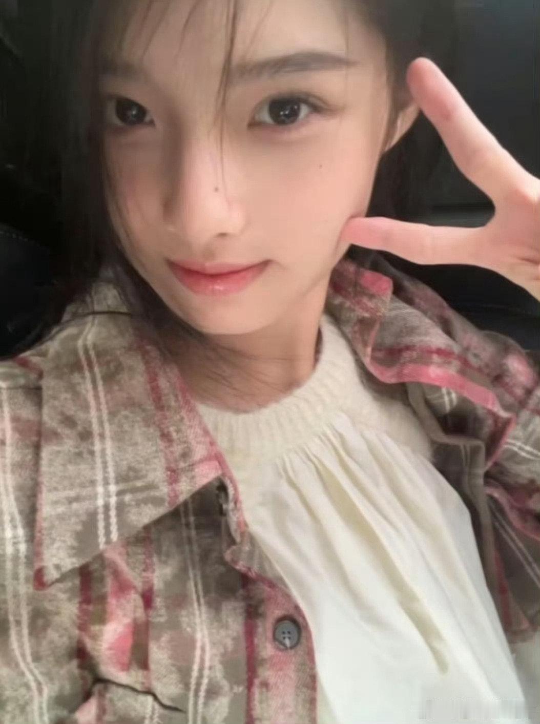 #艾米#亲爱的我贪恋早期那时眉眼弯弯懵懵懂懂的你但我又不愿意让你回到一眼望不到头苦涩的那些年​