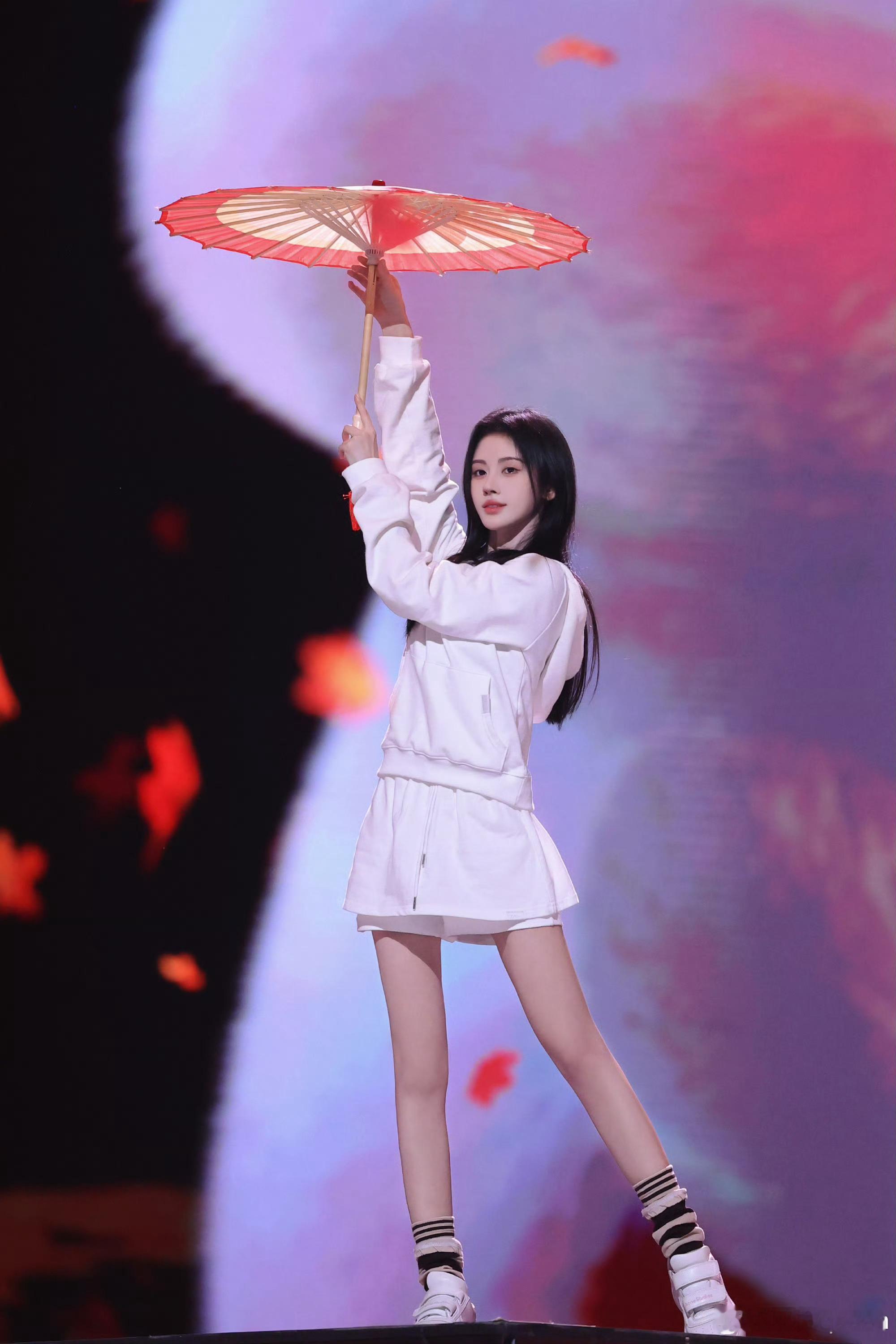 鞠婧祎小鞠这红伞舞台杀我哎！撑伞那下又灵又娇美成画！人间甜妹天花板哇，已